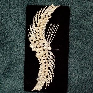Bridal hairpin with pearls